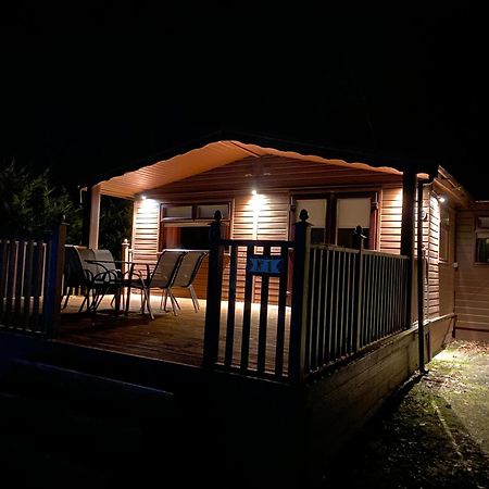 Stunning 4-Bedroom Cabin With Hot Tub In Beattock! Zewnętrze zdjęcie