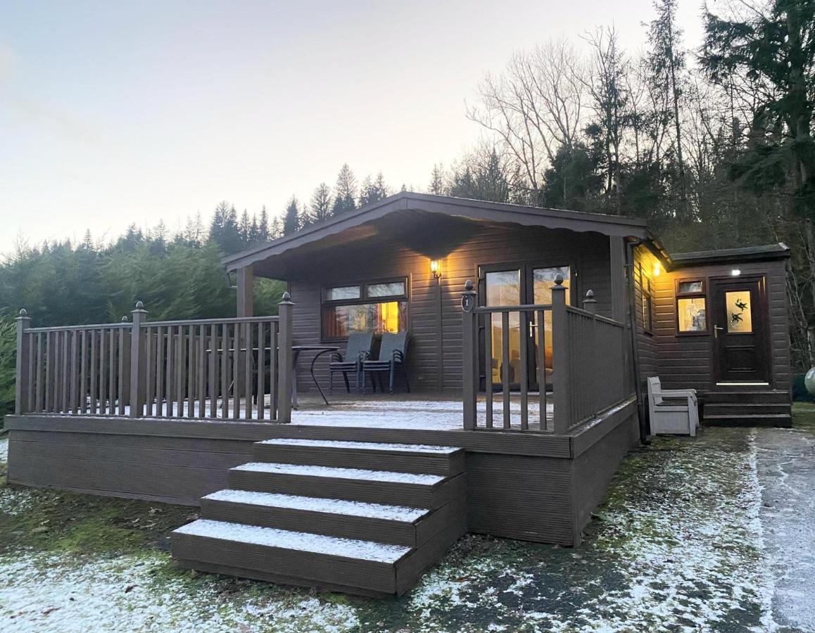 Stunning 4-Bedroom Cabin With Hot Tub In Beattock! Zewnętrze zdjęcie