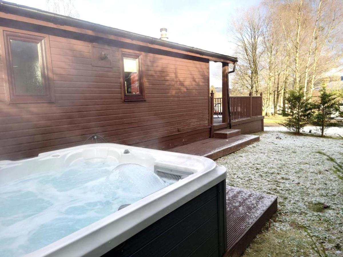 Stunning 4-Bedroom Cabin With Hot Tub In Beattock! Zewnętrze zdjęcie